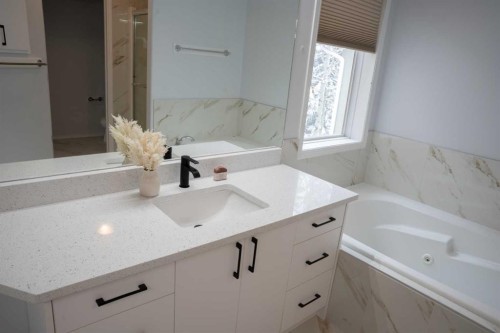 3 Strathridge Bay Sw, Calgary, AB - Indoor Photo Showing Bathroom