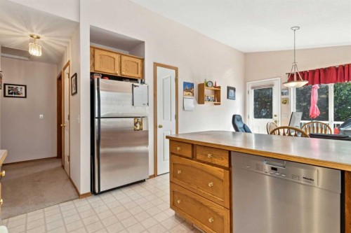 21 Citadel Crest Circle Nw, Calgary, AB - Indoor Photo Showing Kitchen