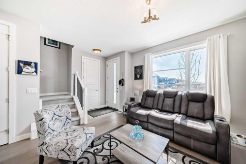 1016 Lanark Boulevard Se, Airdrie, AB - Indoor Photo Showing Living Room