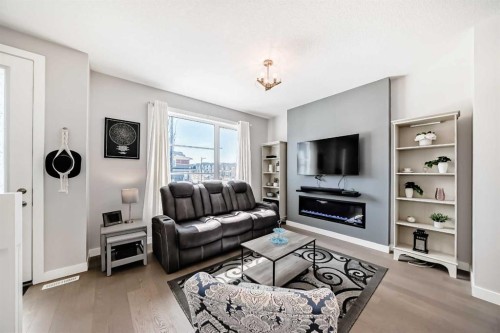 1016 Lanark Boulevard Se, Airdrie, AB - Indoor Photo Showing Living Room