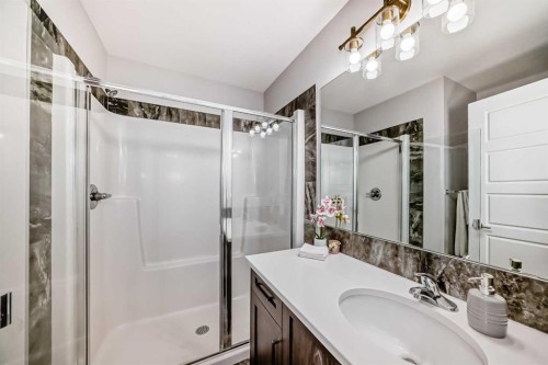 1016 Lanark Boulevard Se, Airdrie, AB - Indoor Photo Showing Bathroom