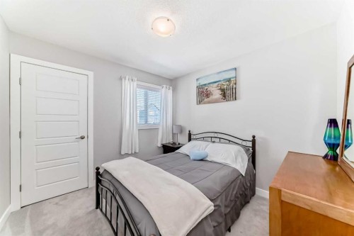 1016 Lanark Boulevard Se, Airdrie, AB - Indoor Photo Showing Bedroom