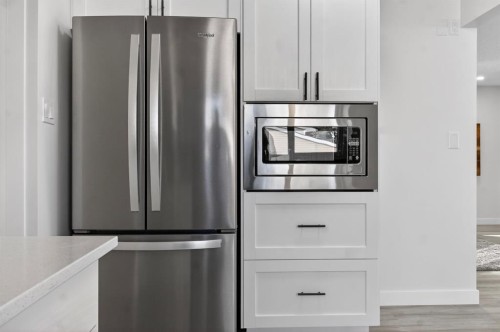 203 Lynnover Place Se, Calgary, AB - Indoor Photo Showing Kitchen