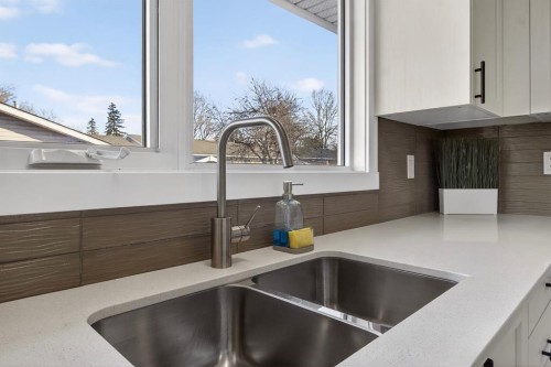 203 Lynnover Place Se, Calgary, AB - Indoor Photo Showing Kitchen With Double Sink