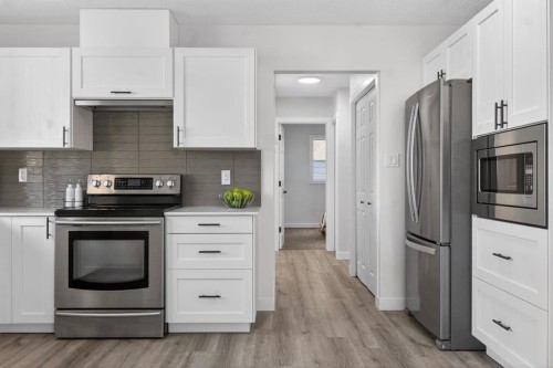 203 Lynnover Place Se, Calgary, AB - Indoor Photo Showing Kitchen With Upgraded Kitchen