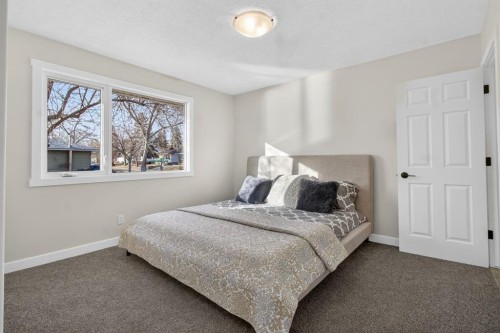 203 Lynnover Place Se, Calgary, AB - Indoor Photo Showing Bedroom