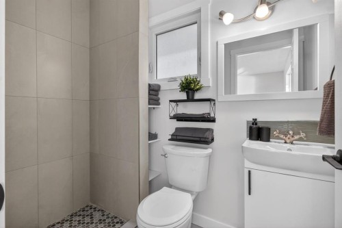 203 Lynnover Place Se, Calgary, AB - Indoor Photo Showing Bathroom