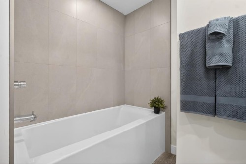 203 Lynnover Place Se, Calgary, AB - Indoor Photo Showing Bathroom