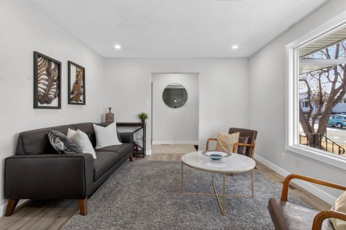 203 Lynnover Place Se, Calgary, AB - Indoor Photo Showing Living Room