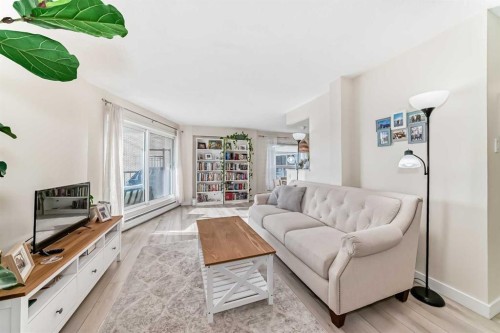 202-520 Cedar Crescent Sw, Calgary, AB - Indoor Photo Showing Living Room