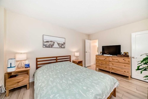 202-520 Cedar Crescent Sw, Calgary, AB - Indoor Photo Showing Bedroom