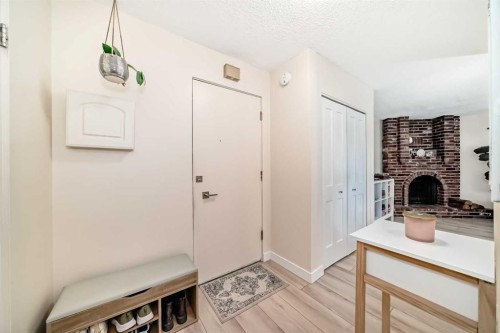 202-520 Cedar Crescent Sw, Calgary, AB - Indoor Photo Showing Other Room