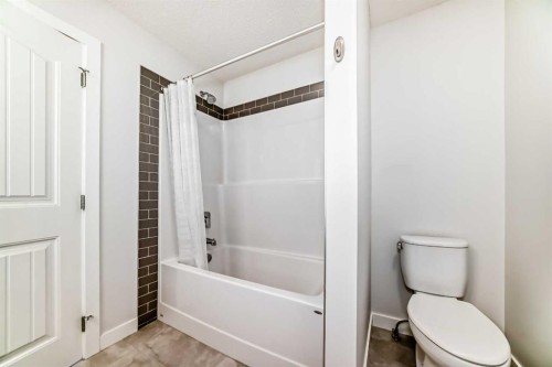 121 Ambleside Heath Nw, Calgary, AB - Indoor Photo Showing Bathroom