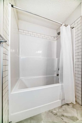 121 Ambleside Heath Nw, Calgary, AB - Indoor Photo Showing Bathroom