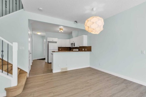 34 Royal Manor Nw, Calgary, AB - Indoor Photo Showing Kitchen