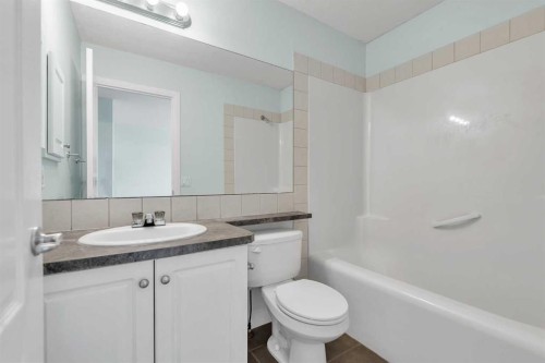 34 Royal Manor Nw, Calgary, AB - Indoor Photo Showing Bathroom
