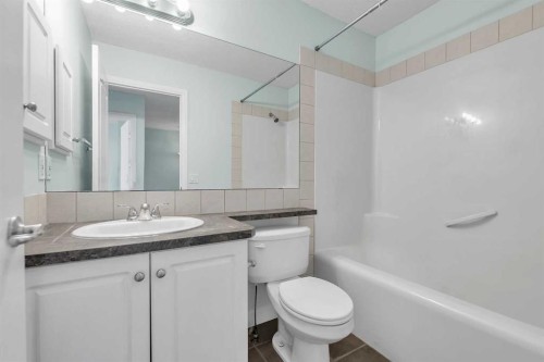 34 Royal Manor Nw, Calgary, AB - Indoor Photo Showing Bathroom