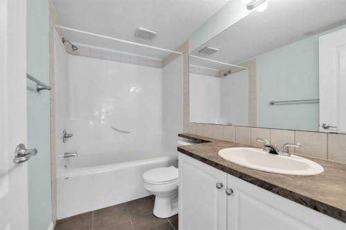 34 Royal Manor Nw, Calgary, AB - Indoor Photo Showing Bathroom