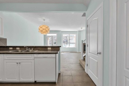 34 Royal Manor Nw, Calgary, AB - Indoor Photo Showing Kitchen With Double Sink