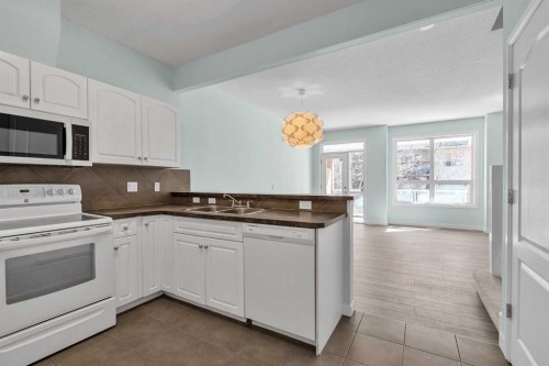 34 Royal Manor Nw, Calgary, AB - Indoor Photo Showing Kitchen With Double Sink