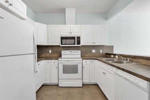 34 Royal Manor Nw, Calgary, AB - Indoor Photo Showing Kitchen With Double Sink