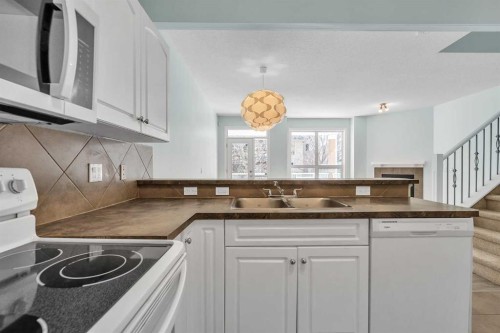 34 Royal Manor Nw, Calgary, AB - Indoor Photo Showing Kitchen With Double Sink