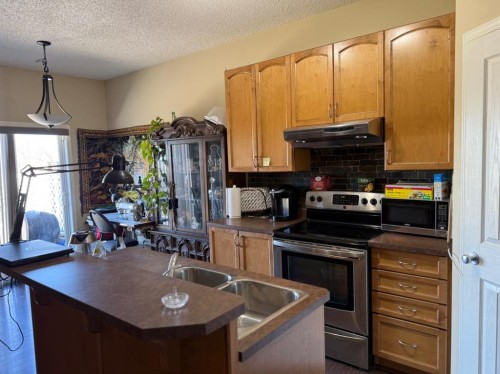 13 Tuscany Ridge Mews Nw, Calgary, AB - Indoor Photo Showing Kitchen With Double Sink