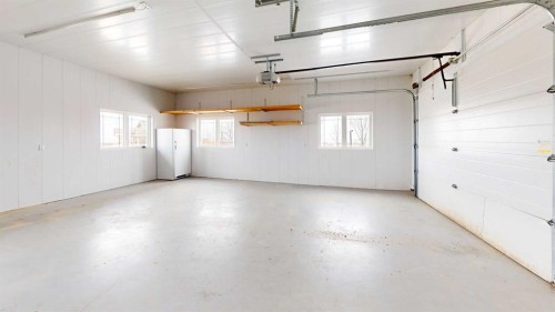 114039 Range Road 221, Rural Lethbridge County, AB - Indoor Photo Showing Garage