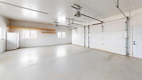114039 Range Road 221, Rural Lethbridge County, AB - Indoor Photo Showing Garage