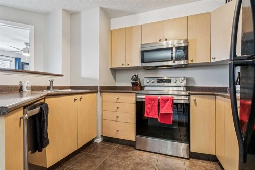 2211-2371 Eversyde Avenue Sw, Calgary, AB - Indoor Photo Showing Kitchen