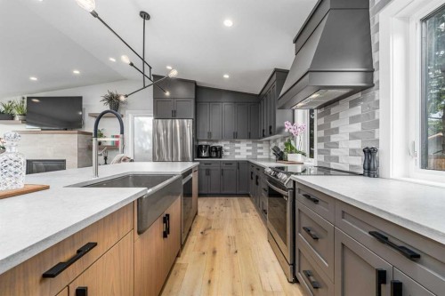 2328 58 Avenue Sw, Calgary, AB - Indoor Photo Showing Kitchen With Upgraded Kitchen
