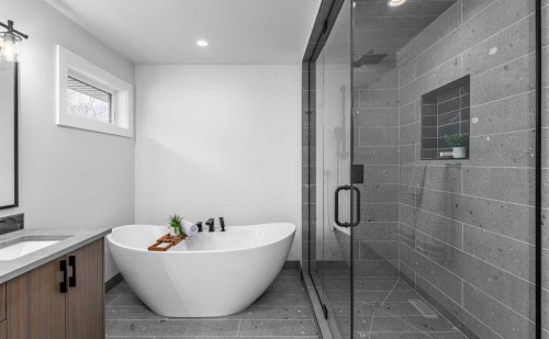 2328 58 Avenue Sw, Calgary, AB - Indoor Photo Showing Bathroom