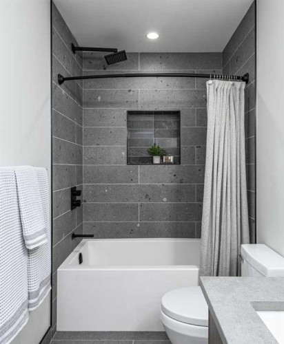 2328 58 Avenue Sw, Calgary, AB - Indoor Photo Showing Bathroom