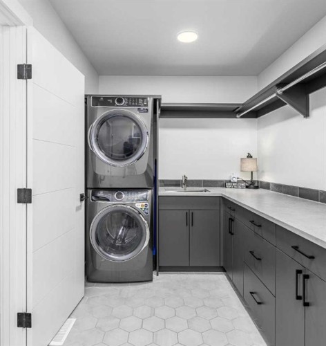 2328 58 Avenue Sw, Calgary, AB - Indoor Photo Showing Laundry Room
