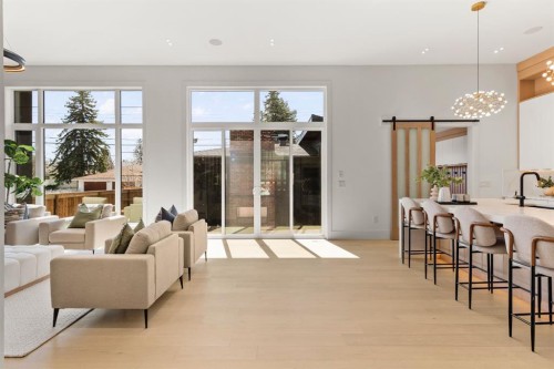 2613 6 Avenue Nw, Calgary, AB - Indoor Photo Showing Living Room