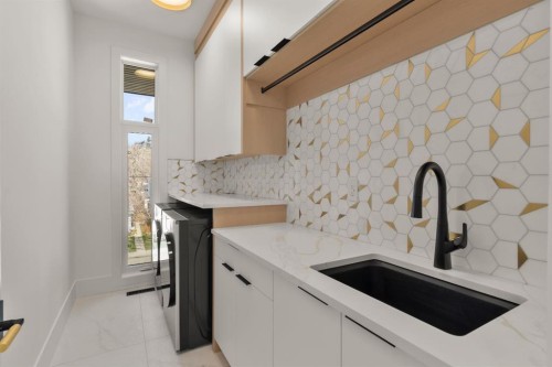 2613 6 Avenue Nw, Calgary, AB - Indoor Photo Showing Kitchen