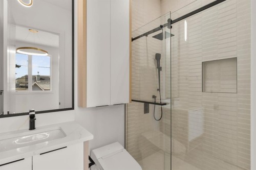 2613 6 Avenue Nw, Calgary, AB - Indoor Photo Showing Bathroom
