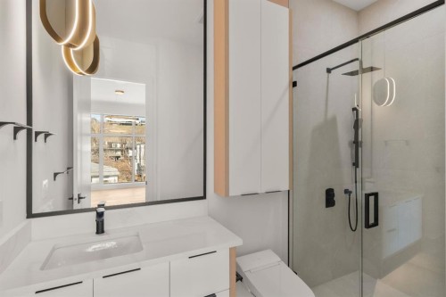 2613 6 Avenue Nw, Calgary, AB - Indoor Photo Showing Bathroom