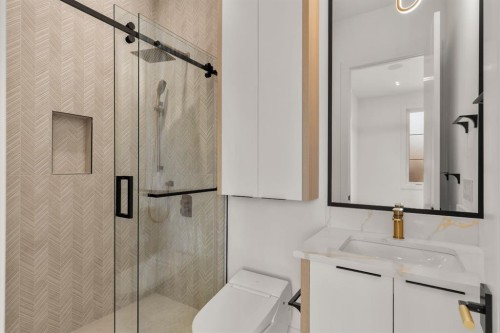 2613 6 Avenue Nw, Calgary, AB - Indoor Photo Showing Bathroom