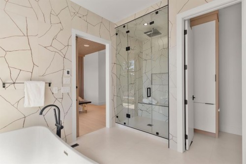 2613 6 Avenue Nw, Calgary, AB - Indoor Photo Showing Bathroom