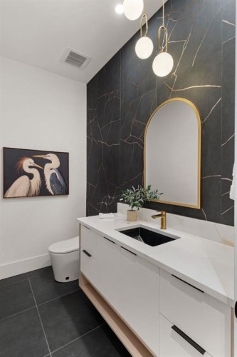 2613 6 Avenue Nw, Calgary, AB - Indoor Photo Showing Bathroom