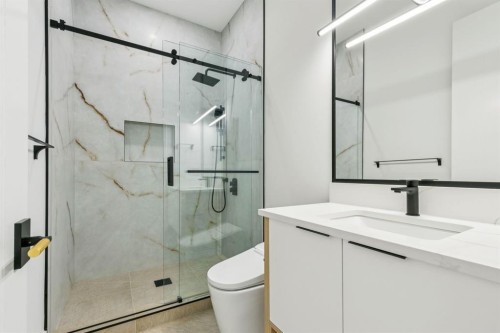 2613 6 Avenue Nw, Calgary, AB - Indoor Photo Showing Bathroom