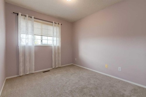 318 Hawkstone Manor Nw, Calgary, AB - Indoor Photo Showing Other Room