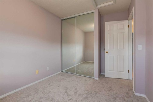 318 Hawkstone Manor Nw, Calgary, AB - Indoor Photo Showing Other Room
