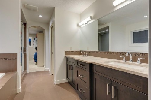 29 Aspenshire Crescent Sw, Calgary, AB - Indoor Photo Showing Bathroom