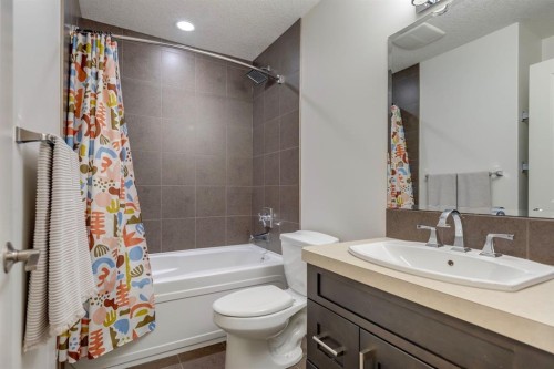 29 Aspenshire Crescent Sw, Calgary, AB - Indoor Photo Showing Bathroom