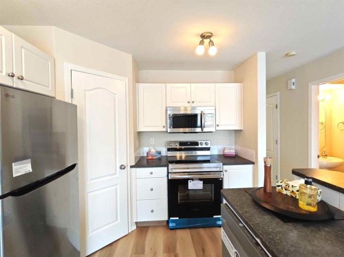 22 Arthur Close, Red Deer, AB - Indoor Photo Showing Kitchen