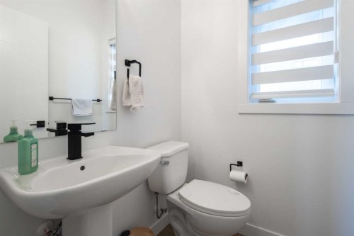 897 Mahogany Boulevard Se, Calgary, AB - Indoor Photo Showing Bathroom