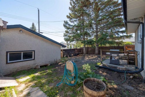 4609 Marcombe Way Ne, Calgary, AB - Outdoor