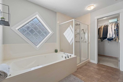 611 Cavendish Beach Bay, Chestermere, AB - Indoor Photo Showing Bathroom